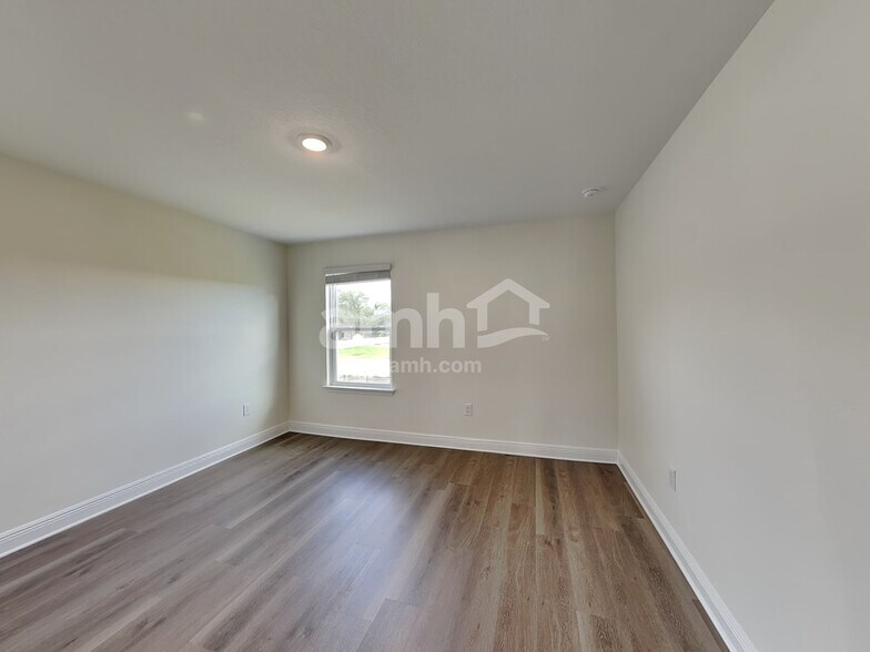 Building Photo - 5943 Pinewood Ests Dr