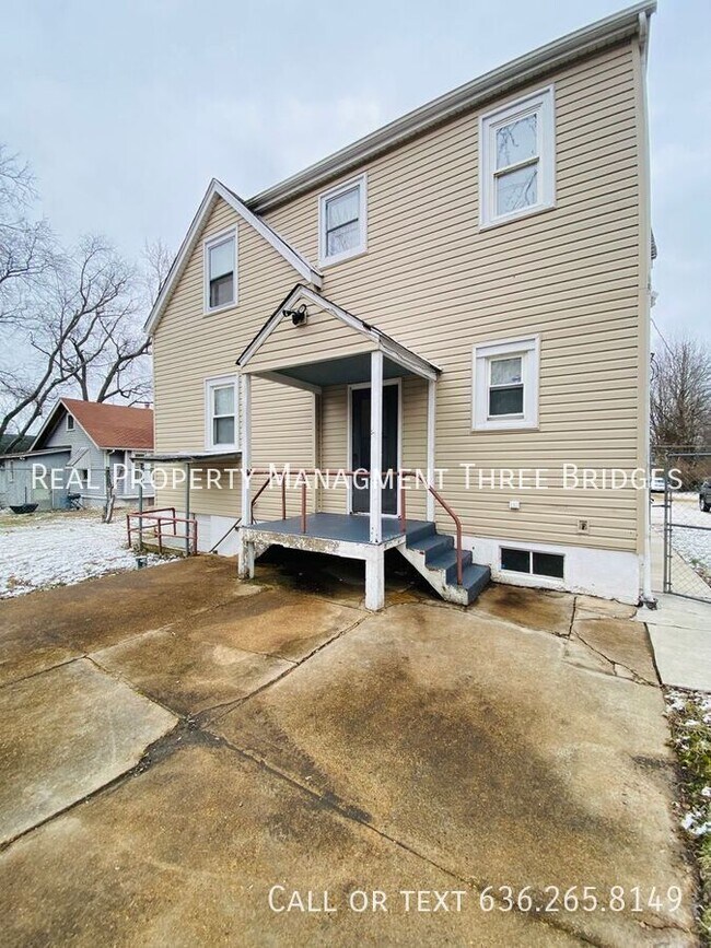 Building Photo - Spacious Ferguson 4 Bedroom 2 Bath Home