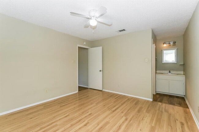 Building Photo - 5201 Evans Ave