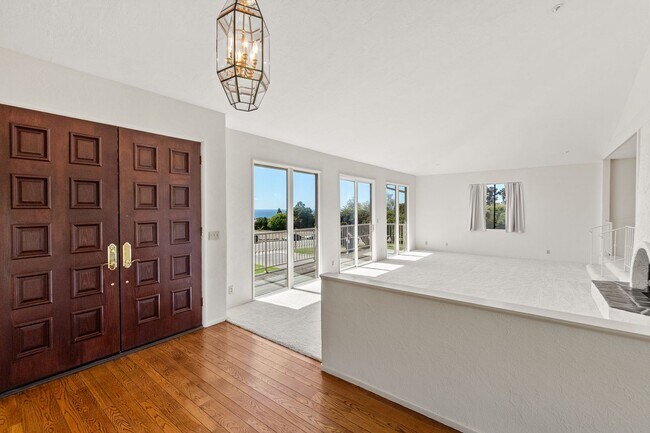 Building Photo - Ocean View Prime Location