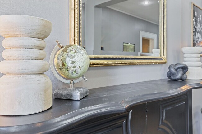 Building Photo - 550 E Town St