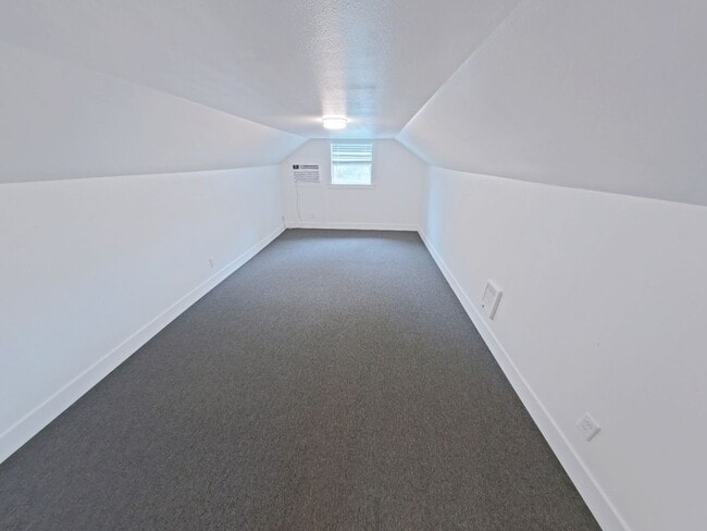 Building Photo - Remodeled 5 bedroom Campus House