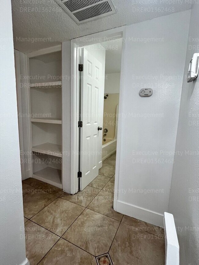 Building Photo - 2-bedroom/ 1.5- bathroom townhome. *Move I...