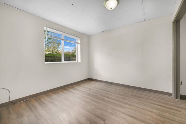 Building Photo - 6 Bedroom Home for Rent