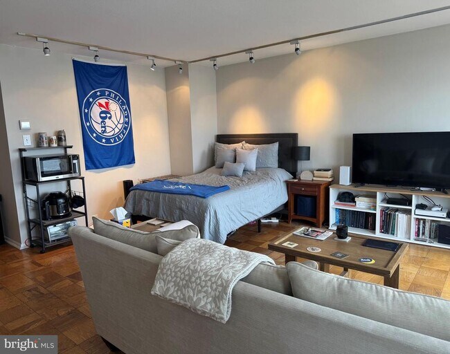 Building Photo - 200 Locust St