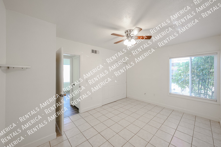 Building Photo - 712 N Santa Barbara