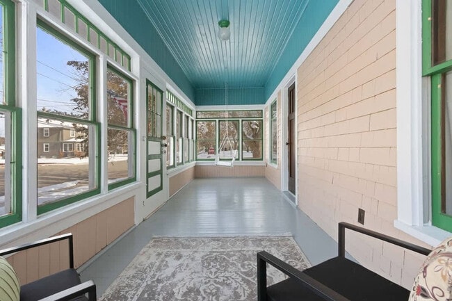 Building Photo - 100 W 1st St