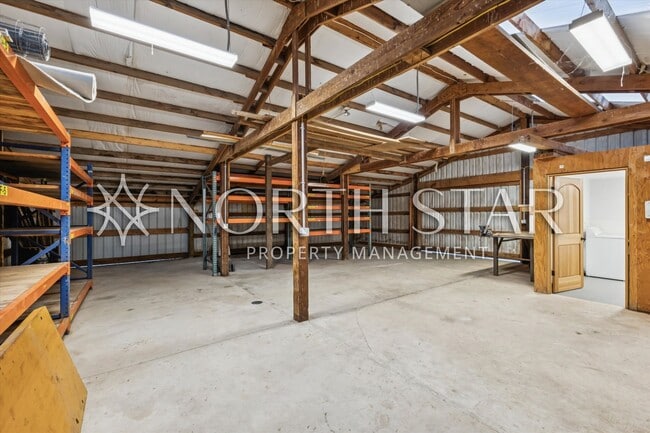 Building Photo - Escape to the Country, Spacious Contemporary in Wilsonville