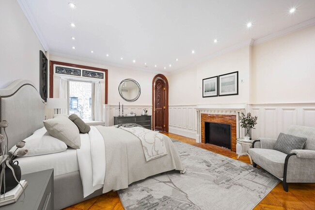 Building Photo - 313 W 71st St