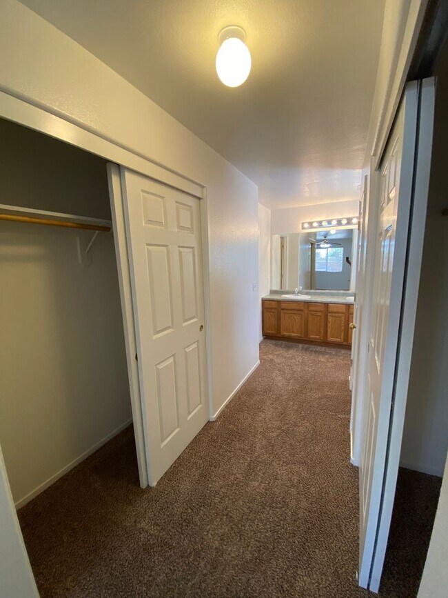 Building Photo - 3848 E Oak Ave