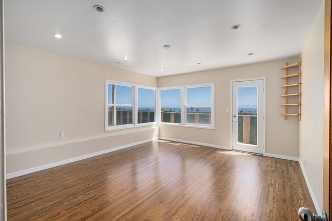 Building Photo - Ocean views from every room!
