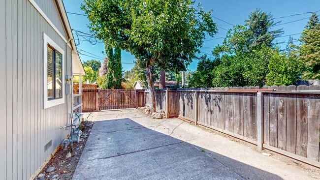 Building Photo - Charming 1 bedroom 1 bath Single Family home in Healdsburg! Water included!