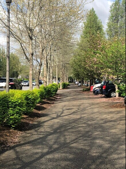 Building Photo - 465 Oaktree Blvd