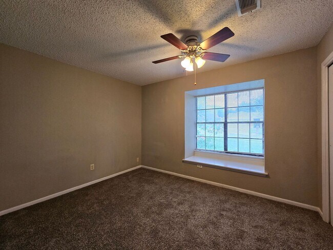 Building Photo - 1710 Joy Dr