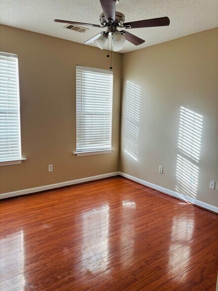 Building Photo - 415 Plantation Ct