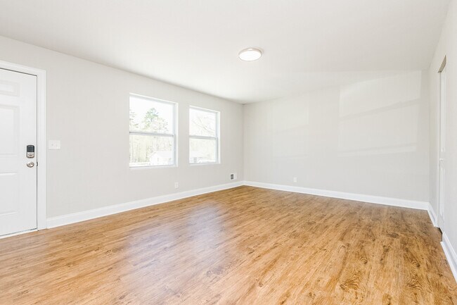 Building Photo - NEWLY RENOVATED 2 bedroom, 1 bathroom at G...