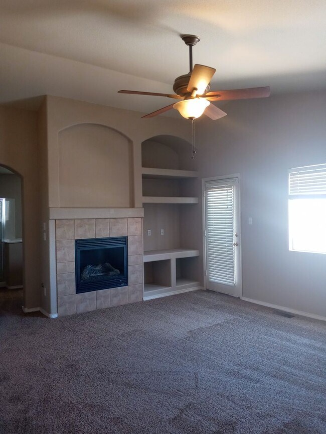 Building Photo - 9900 Sunshine Mesa Dr NW