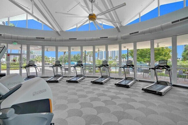 Building Photo - 2500 Parkview Dr