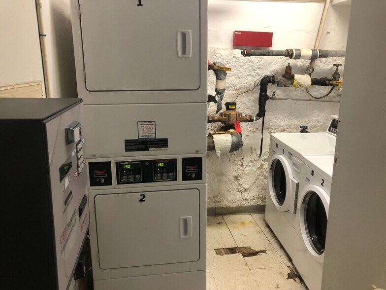 Building Photo - 465 Park Dr