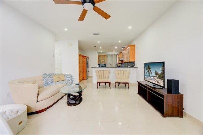 Building Photo - 724 NW 155th Terrace