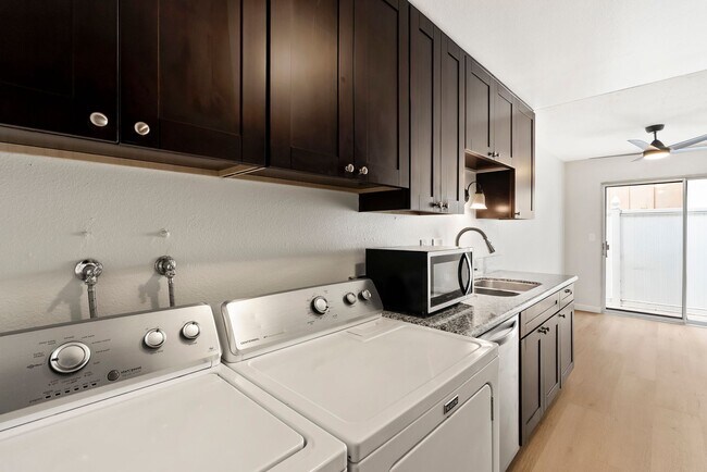 Building Photo - 6908 Camphor Ln
