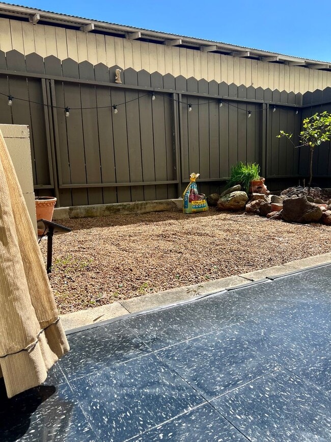 Building Photo - Charming 1/1/1 Ground Floor Unit with Lanai & Yard