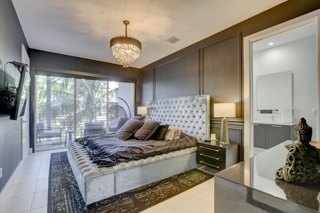 Building Photo - 1045 NE 18th Ave