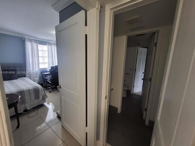 Building Photo - 960 N Franklin Ave