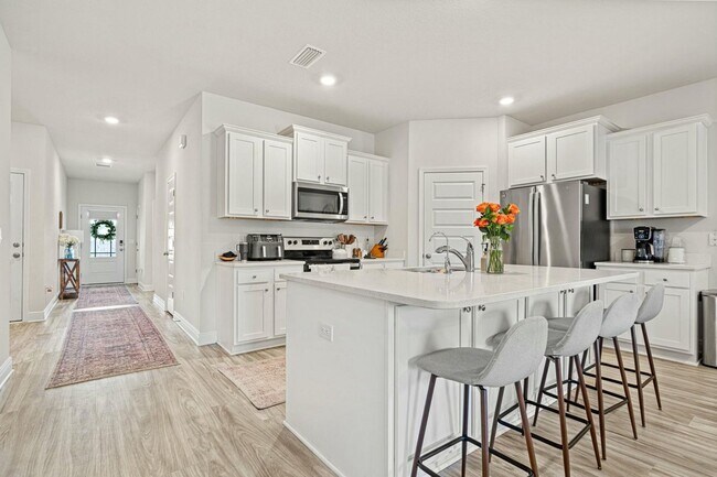 Building Photo - Modern Comfort Meets Scenic Serenity – 4 B...