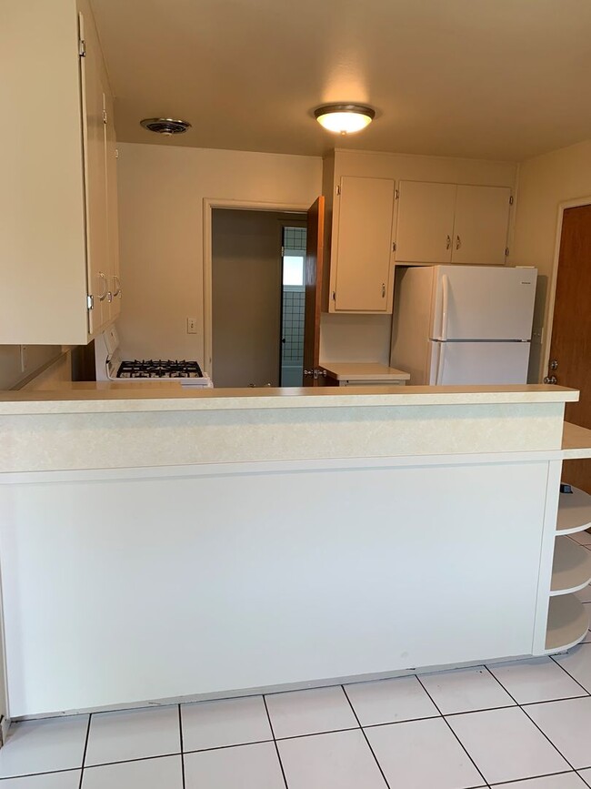 Building Photo - Great 3 Bedroom 1 and 1/2 Bath House in Se...