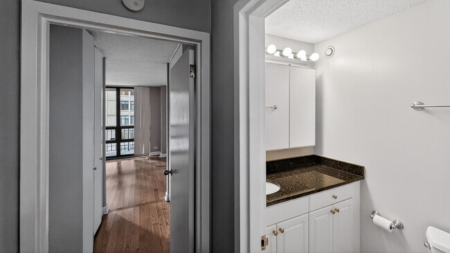 Building Photo - 10 E Ontario St