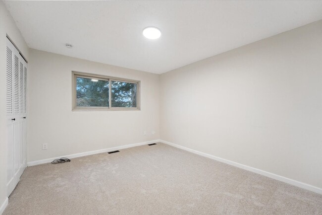 Building Photo - Adorable and Spacious Golden Townhome