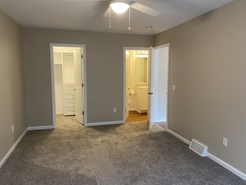 Main bedroom with direct access to full bathroom, and walk in closet - 4523 W Bancroft St