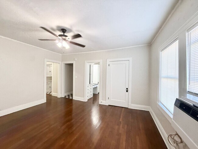 Building Photo - Unique Studio w/ Hardwoods in Small 1920's Complex