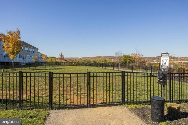 Building Photo - 831 Stonecliffe Rd