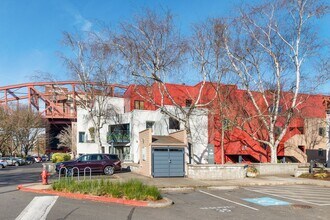 Building Photo - McCormick Pier - 1 bed/1 bath w/new paint/...