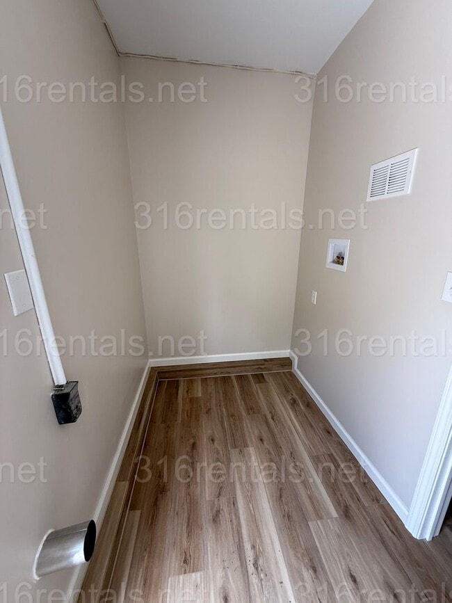 Building Photo - $1350 - 3 bedroom / 1 bathroom - Newly Rem...