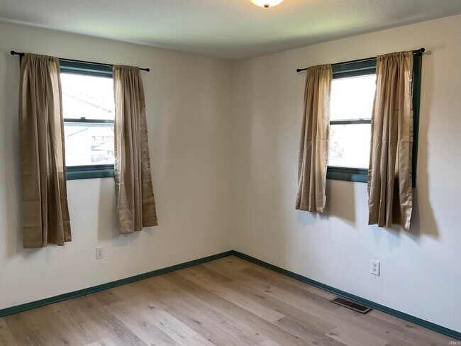 Building Photo - 5425 Hewitt Ln