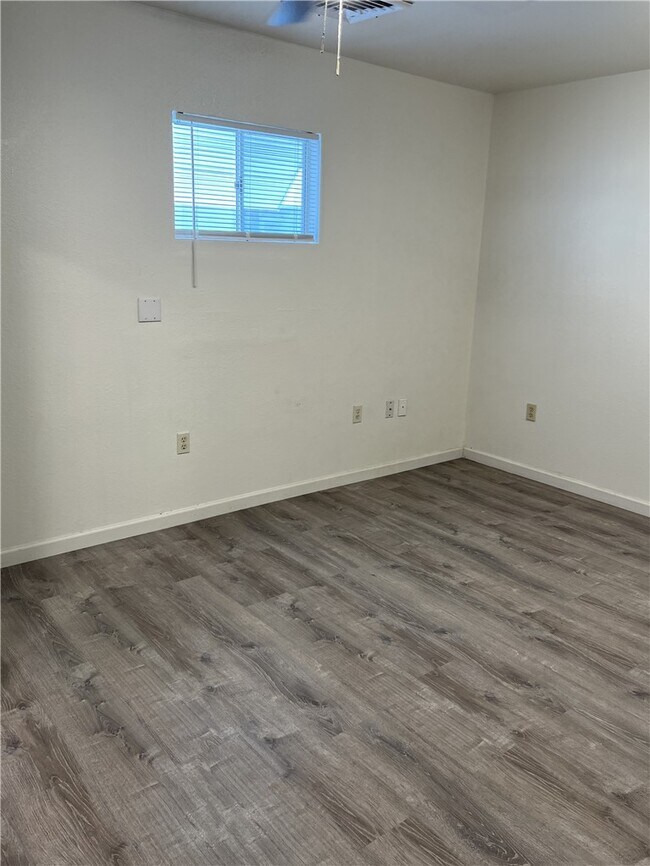 Building Photo - 2040 Swan Cove N