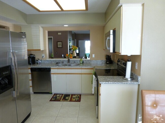 Building Photo - 221 Vista Royale Cir E