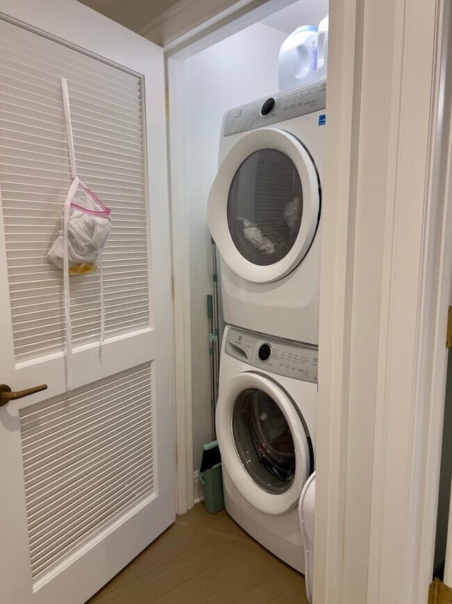 Building Photo - 514 N Peshtigo Ct