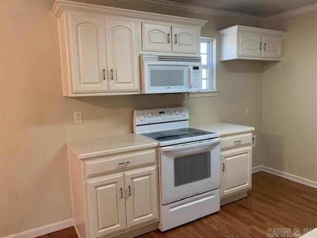 Building Photo - 27 Broadmoor Cir