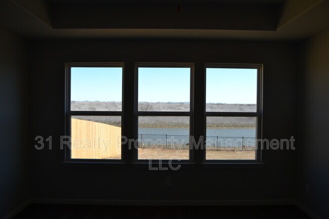Building Photo - 5090 Royal Springs Dr