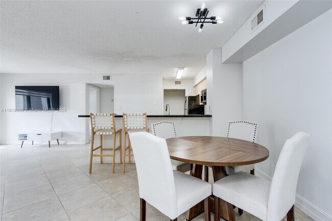 Building Photo - 650 S Park Rd