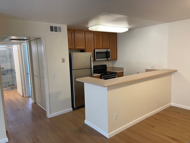 Building Photo - 2 Bed 2 Bath with Remodeled Bathrooms! Wat...