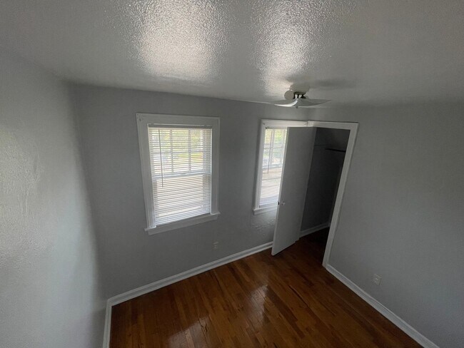 Building Photo - Large 1 Br upstairs apartment - with 2 bon...