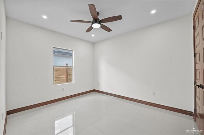 Building Photo - 25 N Brushfield Ave