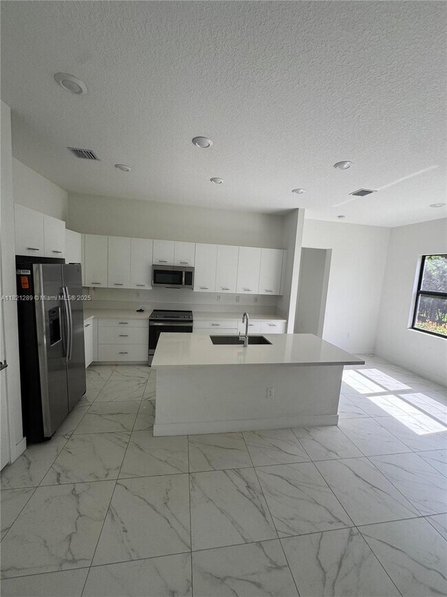 Building Photo - 4481 SW 173rd Ave