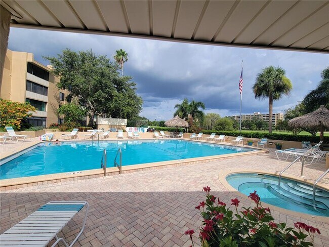 Building Photo - 2615 Cove Cay Dr