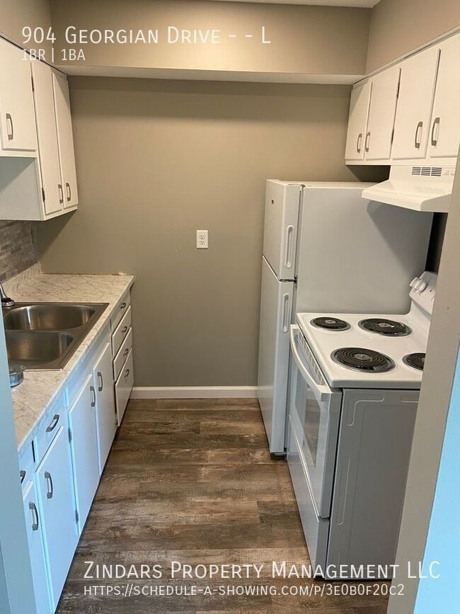 Building Photo - 904 Georgian Dr